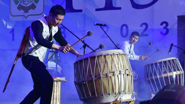 Музыканты во время выступления на 145-летии Бишкека на площади Ала-Тоо - Sputnik Кыргызстан