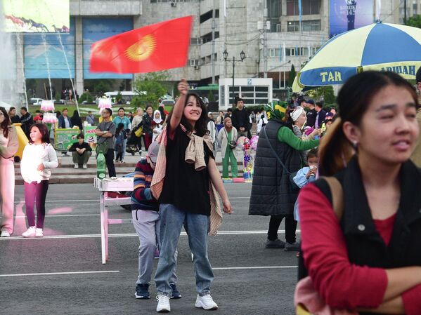 Некоторые зрители пришли на площадь с флагами Кыргызстана - Sputnik Кыргызстан