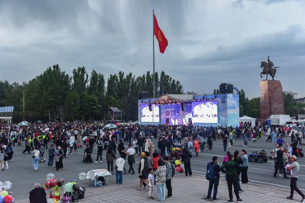 День города в этом году выпал на выходной, многие бишкекчане вышли на улицы, чтобы насладиться весенней погодой - Sputnik Кыргызстан