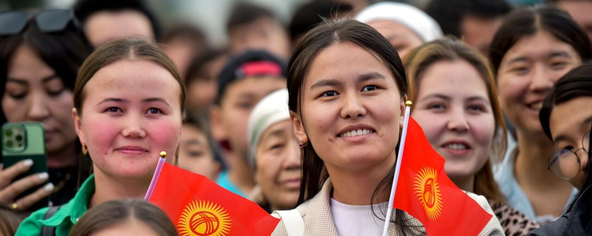 Бишкекте концерт учурунда КР желегктерин кармап турган кыздар. Архив - Sputnik Кыргызстан, 1920, 20.08.2025