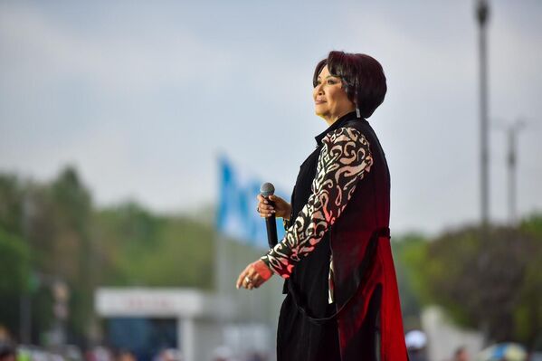 Певица Гульнур Сатылганова во время исполнения одного из своих хитов - Sputnik Кыргызстан