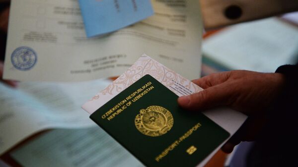 Паспорт и бланк в руках избирателя во время выборов. Архивное фото - Sputnik Кыргызстан