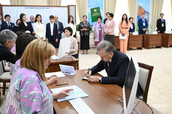 Генеральный секретарь СНГ Сергей Лебедев отметил, что голосование проходит спокойно и в праздничной атмосфере - Sputnik Кыргызстан