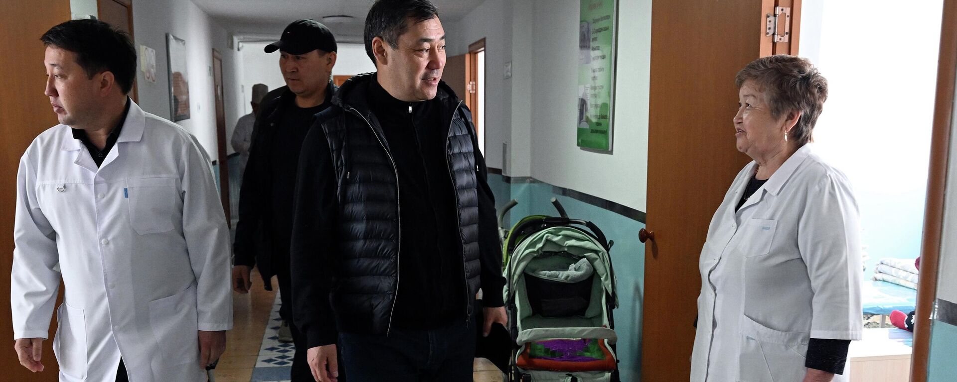 Садыр Жапаров сегодня посетил детский реабилитационный центр Ак-Суу в Караколе - Sputnik Кыргызстан, 1920, 30.04.2023