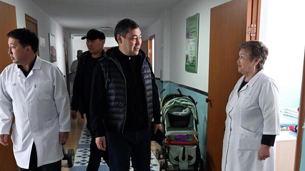 Садыр Жапаров сегодня посетил детский реабилитационный центр Ак-Суу в Караколе - Sputnik Кыргызстан