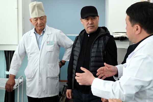 Садыр Жапаров сегодня посетил детский реабилитационный центр &quot;Ак-Суу&quot; в Караколе - Sputnik Кыргызстан