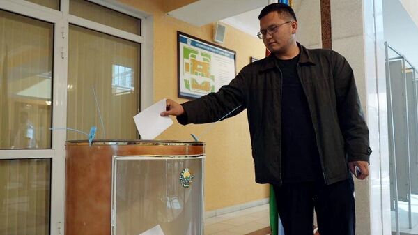 Өзбекстанда референдумда добуш берип жаткан адам - Sputnik Кыргызстан