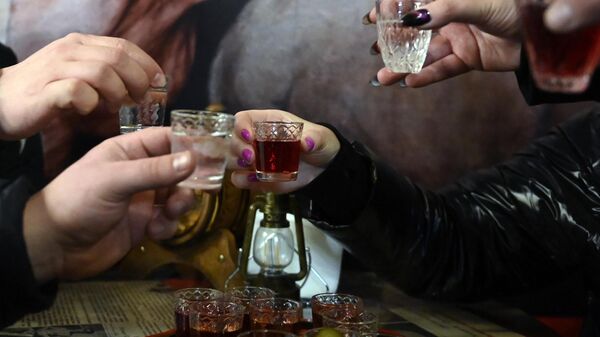Алкоголдук ичимдик ичип жаткан адамдар. Архив - Sputnik Кыргызстан