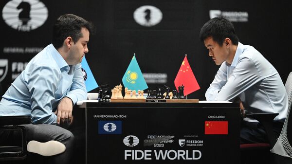 Справа налево: гроссмейстеры Ян Непомнящий (Россия) и Дин Лижэнь (Китай) играют партию в тай-брейке на чемпионате мира по шахматам в Астане - Sputnik Кыргызстан