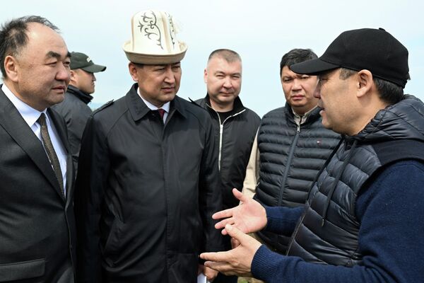 Президент Садыр Жапаров сегодня ознакомился с проектами строительства новых современных аэропортов и осмотрел участки - Sputnik Кыргызстан