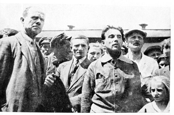 Юлиус Фучик (1903-1943) (солдон экинчи) чехослоовакиялык коммунист, журналист, кыргызстандык жумушчулар менен. Фрунзе. 1930-жыл. К. Глозл. - Sputnik Кыргызстан