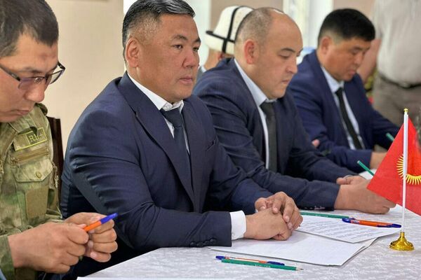 Обсуждалась нынешняя ситуация на границе, в целях недопущения недопонимания и обеспечения безопасности договорились совместно выполнять ранее принятые решения - Sputnik Кыргызстан