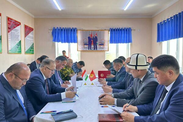 На встрече, которая прошла сегодня, 2 мая, присутствовали главы районов и руководители силовых структур двух областей - Sputnik Кыргызстан