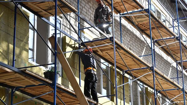 Рабочие на строительной площадке жилого дома. Архив - Sputnik Кыргызстан