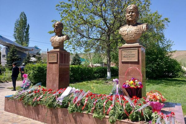 Они возложили цветы к памятнику и ознакомились с музеем Исмаилбека Таранчиева - Sputnik Кыргызстан