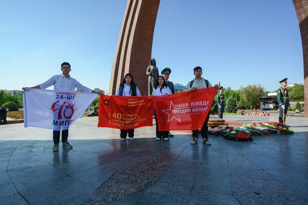 В колонне едут раритетные автомобили - Sputnik Кыргызстан