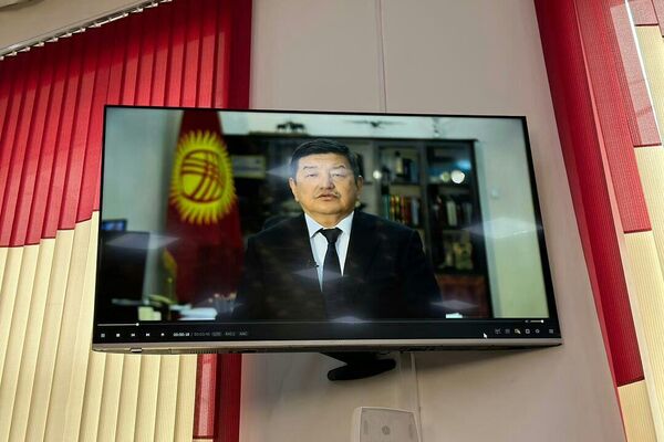 Алгач министрлер кабинетинин төрагасы Акылбек Жапаров онлайн-форматта кеңештин мүчөлөрүнө кайрылуу жасаган - Sputnik Кыргызстан