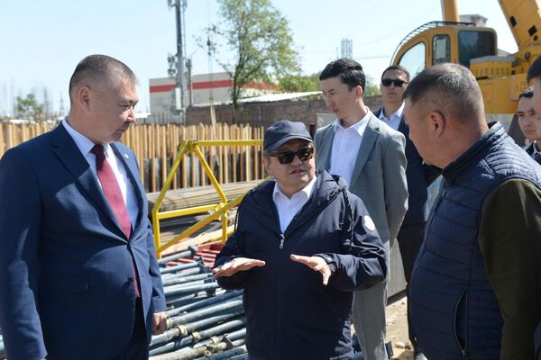 Глава кабмина Акылбек Жапаров посмотрел, как идет строительство микрорайона на месте, где раньше была исправительная колония № 47 - Sputnik Кыргызстан