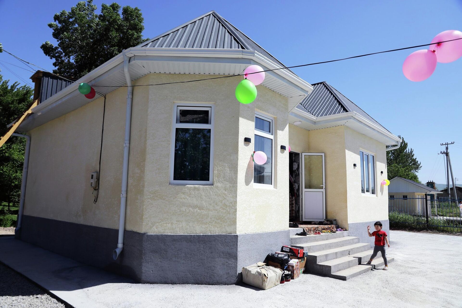 Глава ГКНБ построил дом для нуждающейся семьи в селе Барпы  - Sputnik Кыргызстан, 1920, 05.05.2023