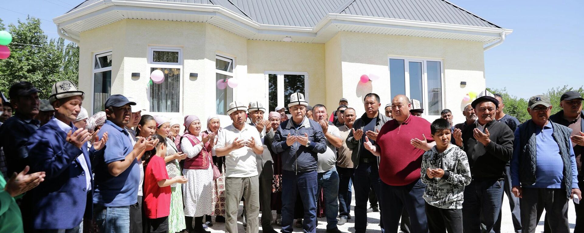 Глава ГКНБ построил дом для нуждающейся семьи в селе Барпы  - Sputnik Кыргызстан, 1920, 05.05.2023