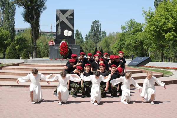 Для блокадников, детей и пенсионеров выступили детские танцевальные коллективы. - Sputnik Кыргызстан
