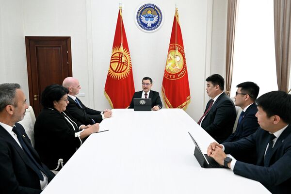 Они обсудили вопросы развития кыргызстанского футбола и улучшения футбольной инфраструктуры - Sputnik Кыргызстан