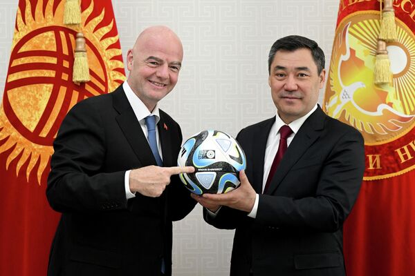 Өлкө башчы Садыр Жапаров FIFA президенти Джанни Инфантинону кабыл алган - Sputnik Кыргызстан