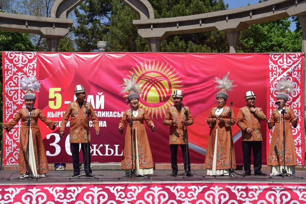 Интерактивное театральное представление посвящено 30-летию Конституции Кыргызстана. - Sputnik Кыргызстан
