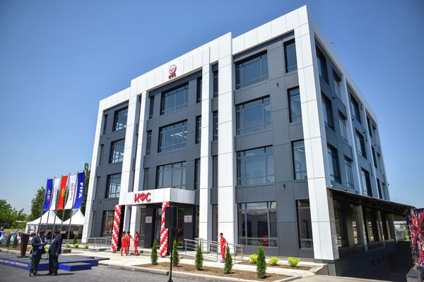 Садыр Жапаров заявил, что открытие нового офиса поможет дальнейшему развитию кыргызстанского футбола. - Sputnik Кыргызстан