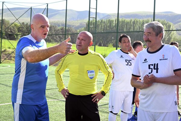 В команде FIFA играли сотрудники организации, а также чемпион мира 1998 года и чемпион Европы 2000 года в составе сборной Франции Юрий Джоркаефф - Sputnik Кыргызстан