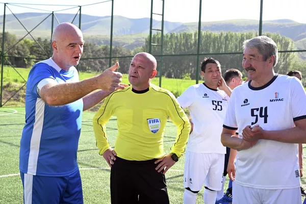 В команде FIFA играли сотрудники организации, а также чемпион мира 1998 года и чемпион Европы 2000 года в составе сборной Франции Юрий Джоркаефф. - Sputnik Кыргызстан
