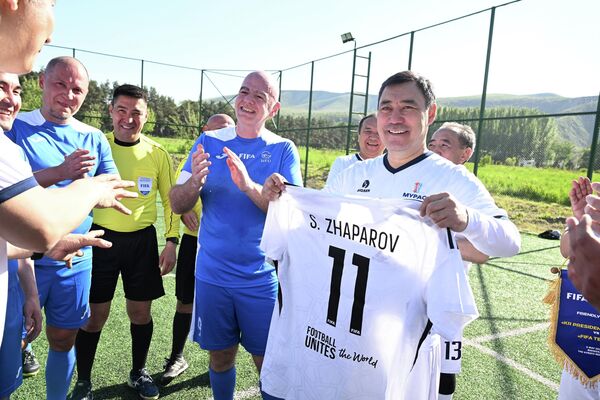 Инфантино подарил Жапарову именную футбольную форму FIFA - Sputnik Кыргызстан