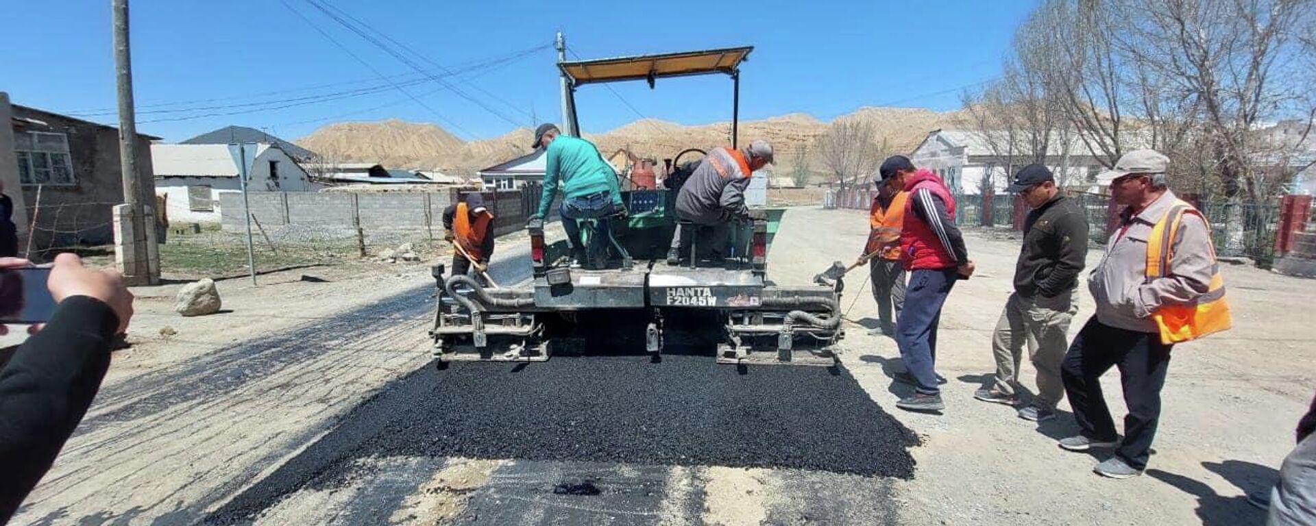 Нарында жол асфальттоо иштери. Архивдик сүрөт - Sputnik Кыргызстан, 1920, 01.09.2025