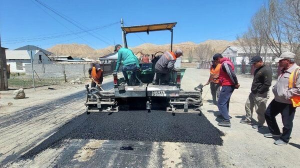 Нарында жол асфальттоо иштери. Архивдик сүрөт - Sputnik Кыргызстан
