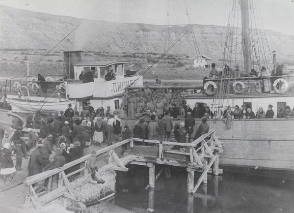 &quot;Пионер&quot; кемеси чек арачыларды Пржевальск пристанына алып келди, 1926-жыл - Sputnik Кыргызстан
