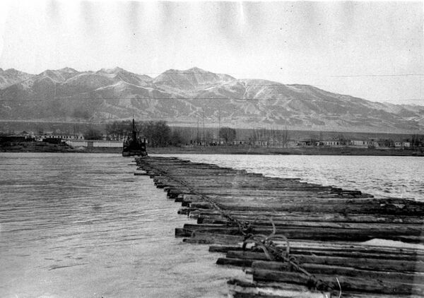 Разгрузка елового леса  на берегу озера, 1939 год - Sputnik Кыргызстан