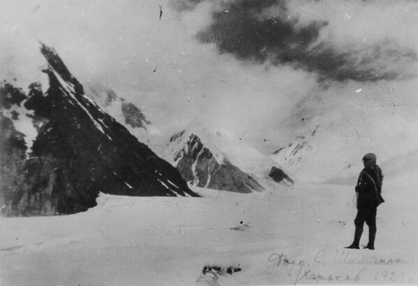 Ысык-Көлдүн ак кар, көк муз баскан тоолоруна арбалган альпинист, 1929-жыл - Sputnik Кыргызстан