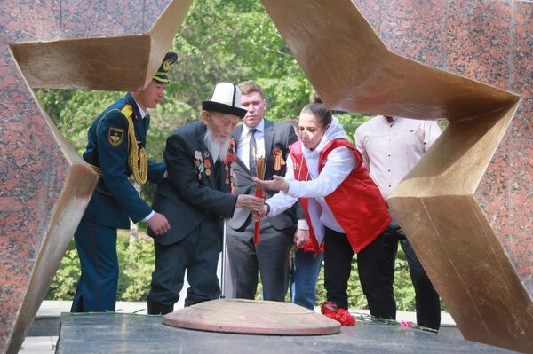 В Оше прошла международная акция &quot;Огонь памяти&quot;, посвященная памяти героев Великой Отечественной войны - Sputnik Кыргызстан