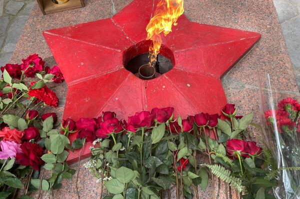 Участники акции вместе с бывшей узницей концлагерей Валентиной Симоненко зажгли огонь в парке Победы города Джалал-Абада - Sputnik Кыргызстан