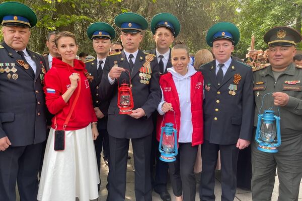 В Джалал-Абаде также состоялась церемония зажжения Вечного огня, частицу которого привезли из Москвы - Sputnik Кыргызстан