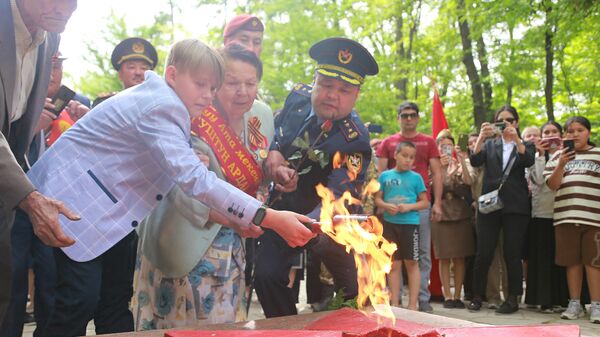 Церемония зажжения Вечного огня в Джалал-Абаде  - Sputnik Кыргызстан