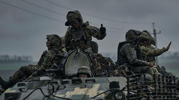Украинские военнослужащие едут на бронетранспортере - Sputnik Кыргызстан