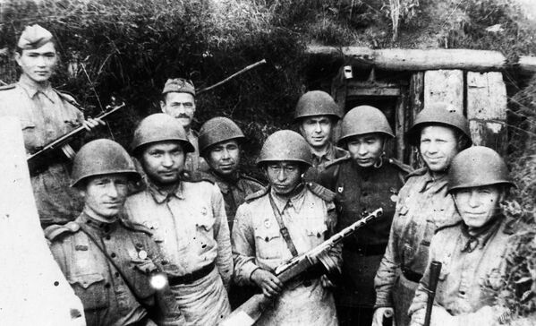 Панфилов дивизиясынын 4-өзүнчө аткычтар ротасына автоматтар тапшырылып жаткан учур. 1943-жыл - Sputnik Кыргызстан