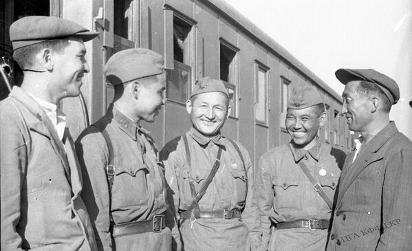 Кыргызстандыктар Панфилов дивизиясынын өкүлдөрүн тосуп жаткан учуру. Фрунзе, темир жол вокзалы, 1942-жыл - Sputnik Кыргызстан
