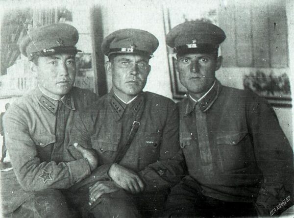 Кыргызстандык офицер С. Ниязалиев куралдаштары менен кайра даярдоо курстарында. Москва, 1943-жыл - Sputnik Кыргызстан