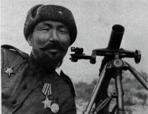 Кыргызстандык миномёт аткыч ефрейтор Туготаев окопто. Польша, 1944-жыл - Sputnik Кыргызстан