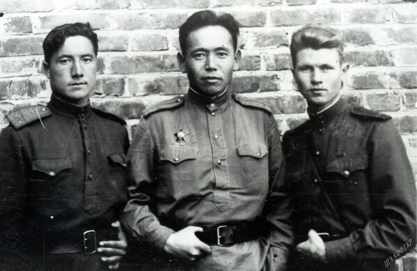 Командир взвода 24-го стрелкового полка 1-й армии, писатель Копбай Кумушалиев (в центре) с товарищами (1945 год) - Sputnik Кыргызстан