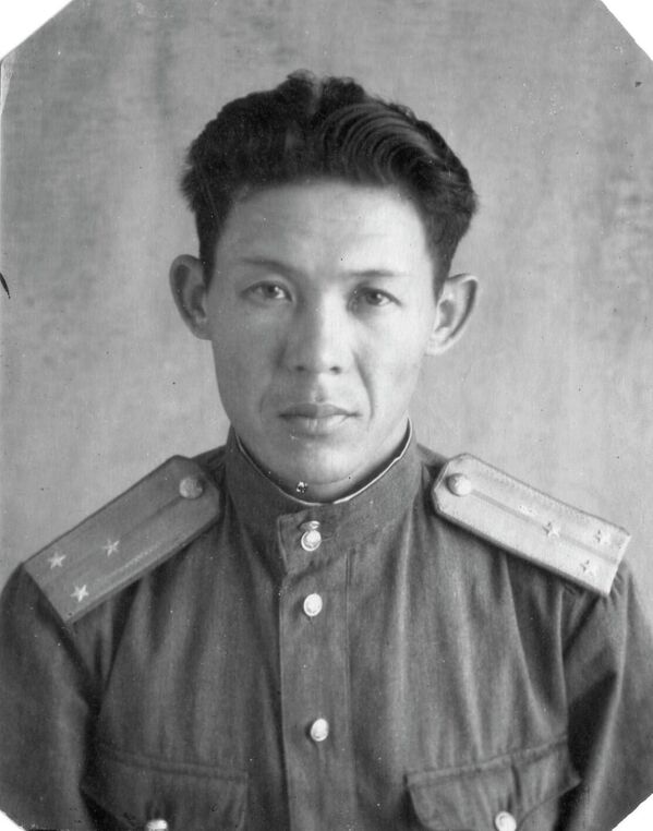 Сатар Жанталиев окончил пехотное училище во Фрунзе и был командиром роты 920-го полка 247-й Рославльской дивизии - Sputnik Кыргызстан