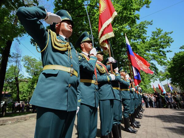 Акцию провели в мемориальном комплексе &quot;Аллея героев&quot; - Sputnik Кыргызстан
