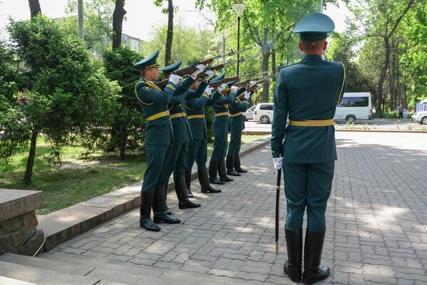 Солдаты Национальной гвардии на международной акции &quot;Огонь памяти&quot;  - Sputnik Кыргызстан
